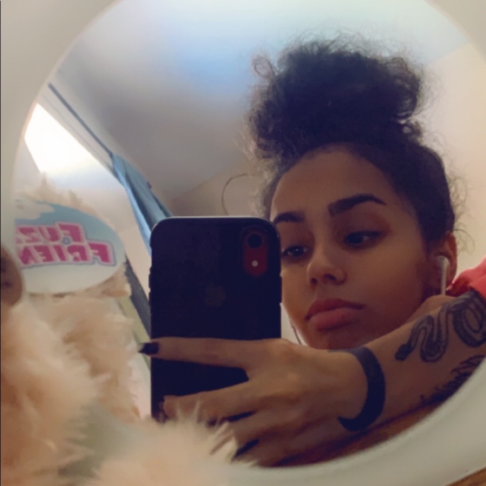 Meet your Posher, Crystal